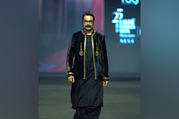 Prosenjit Chatterjee impresses fans with traditional look at Lakme Fashion Week x FDCI