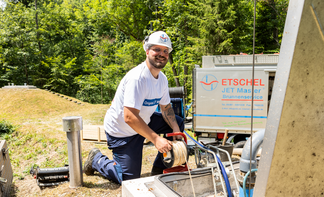 Typical JET Master set-up: The high-pressure hose runs from the JET Master unit (available as truck, container, trailer or skid) into the well. At the lower end of the hose, the bi-rotational unit performs the HPI Process. On the right, a submersible pump removes the loosened deposits during treatment