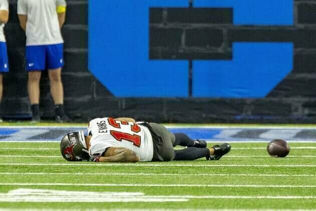 Injury-ravaged Bucs place WR Mike Evans (collarbone) on IR