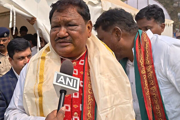 Telangana: Union Ministers Jual Oram, G Kishan Reddy offer prayers at Medaram Jatara