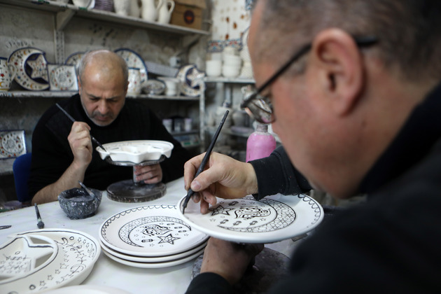 MIDEAST-HEBRON-CERAMIC HANDICRAFTS