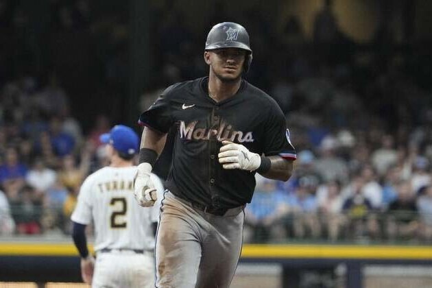 Reds acquire OF Dane Myers from Marlins