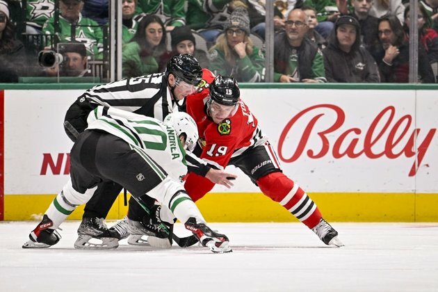 Stars rattle off 5 straight goals to upend Blackhawks