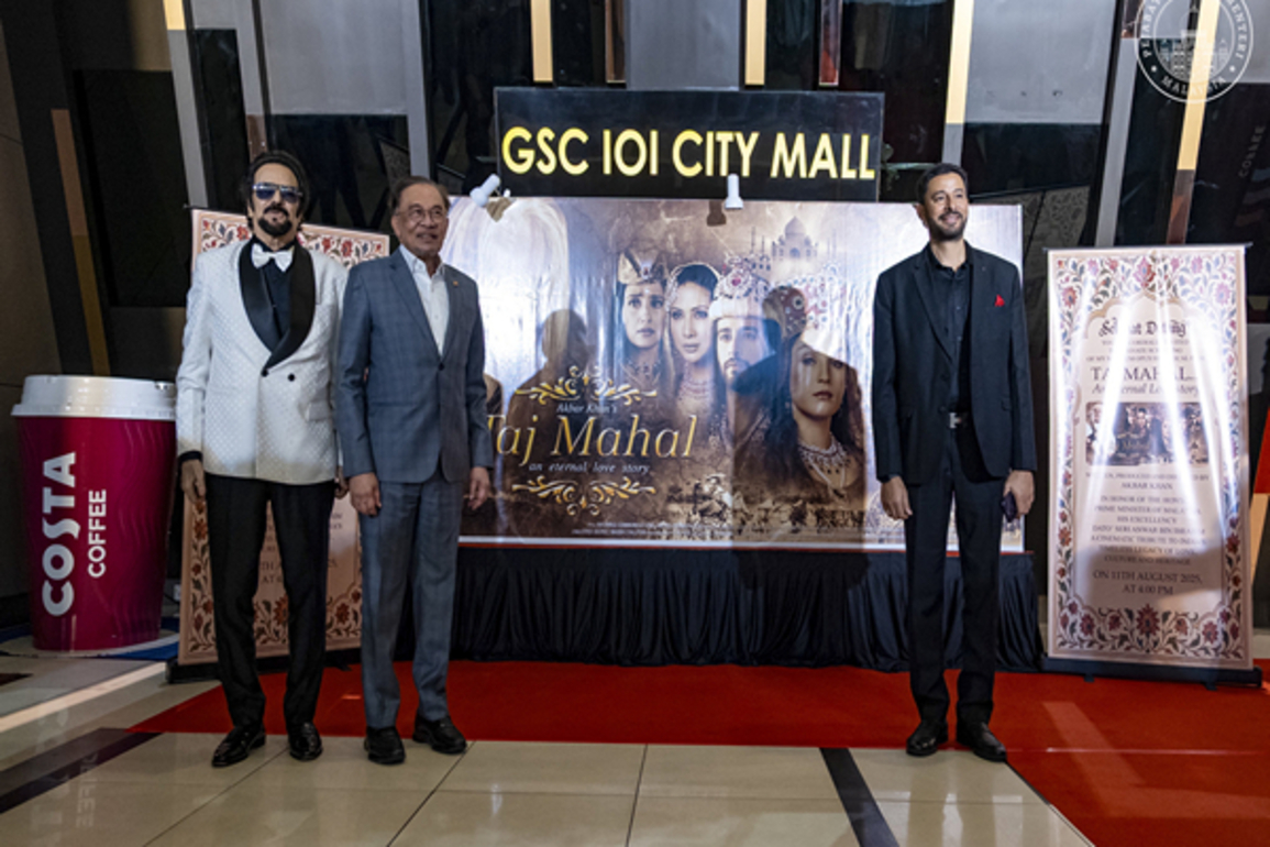 Malaysia PM attends special screening of veteran Indian actor-director Akbar Khan's film 'Taj Mahal'