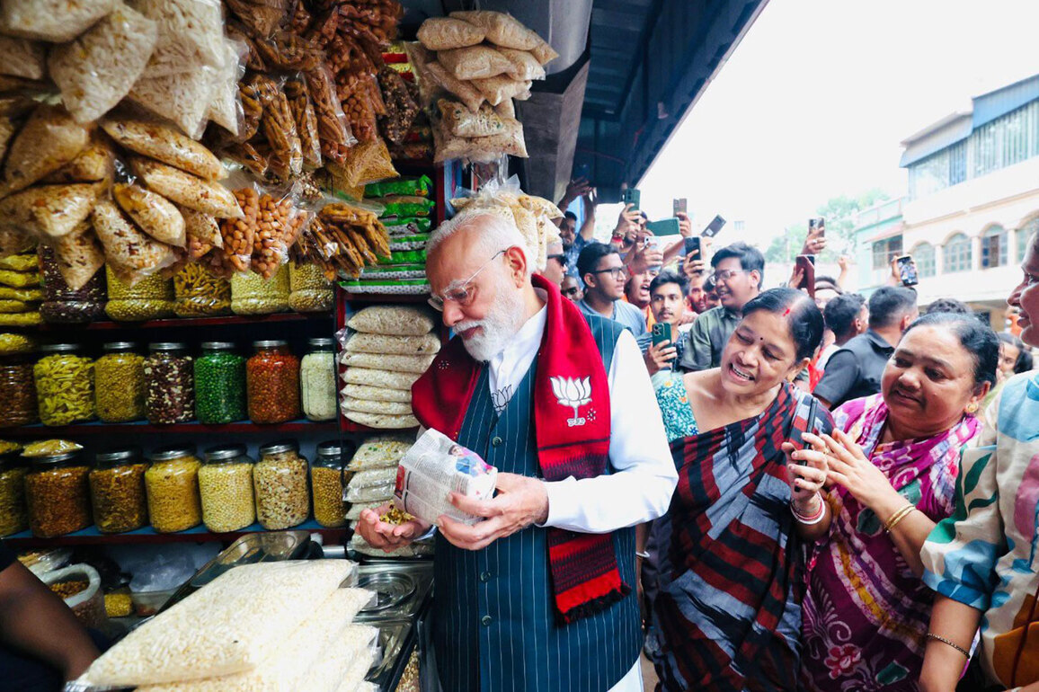 PM Modi relishes "Jhalmuri" after marathon Bengal rally blitz; distributes snack to locals
