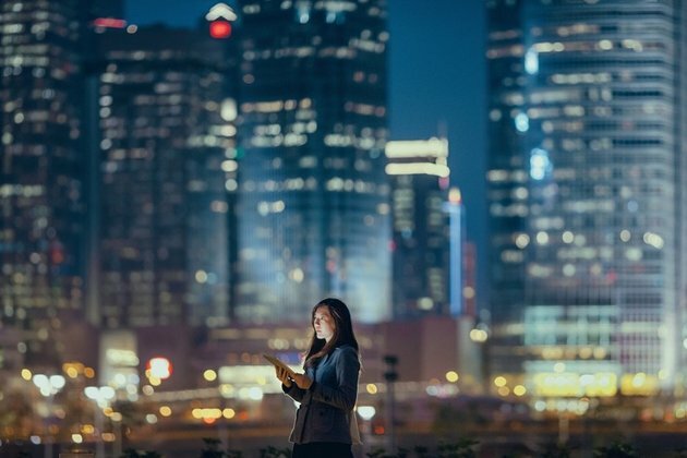 Hong Kong stocks close slightly higher