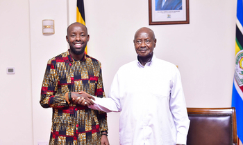 Museveni (ku ddyo) ng'asisinkanye Kenzo. Museveni (ku ddyo) ng'asisinkanye Kenzo.