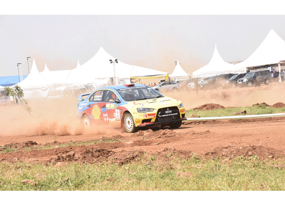 Ssebuguzi ne Ssenyange nga bali mu mpaka za Safari Rally omwezi guno. Ssebuguzi ne Ssenyange nga bali mu mpaka za Safari Rally omwezi guno.