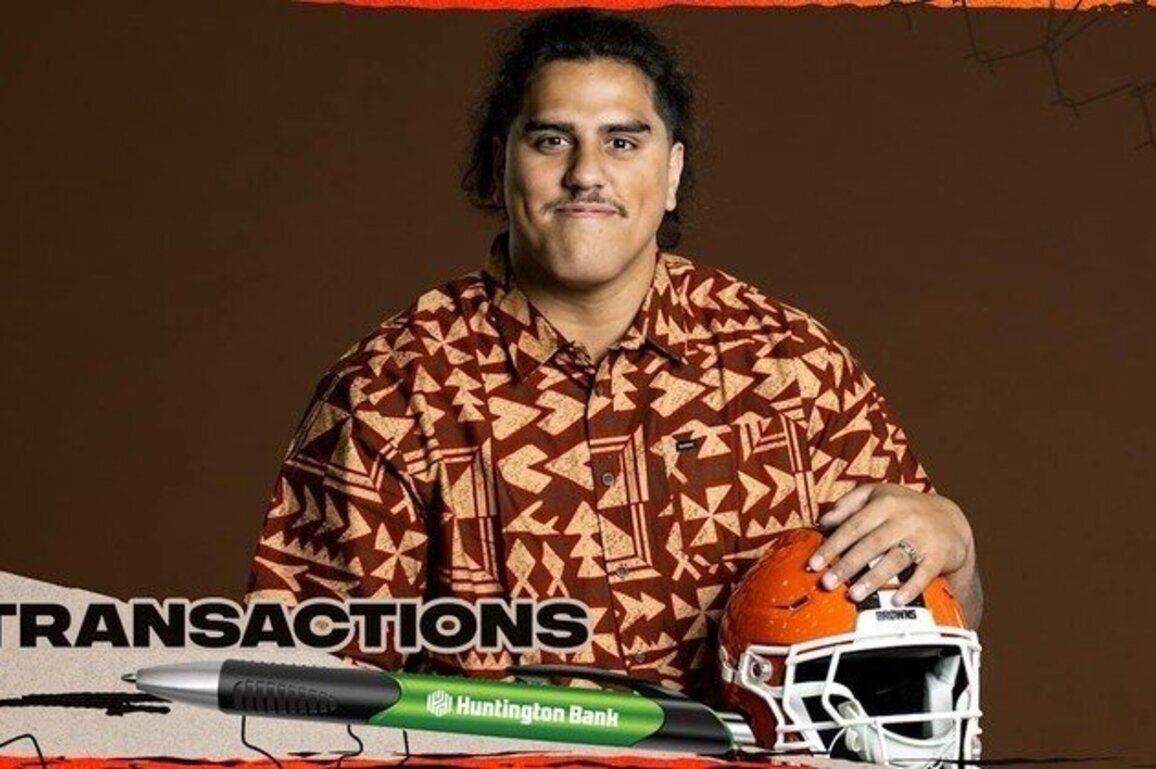 Browns sign eight draft picks