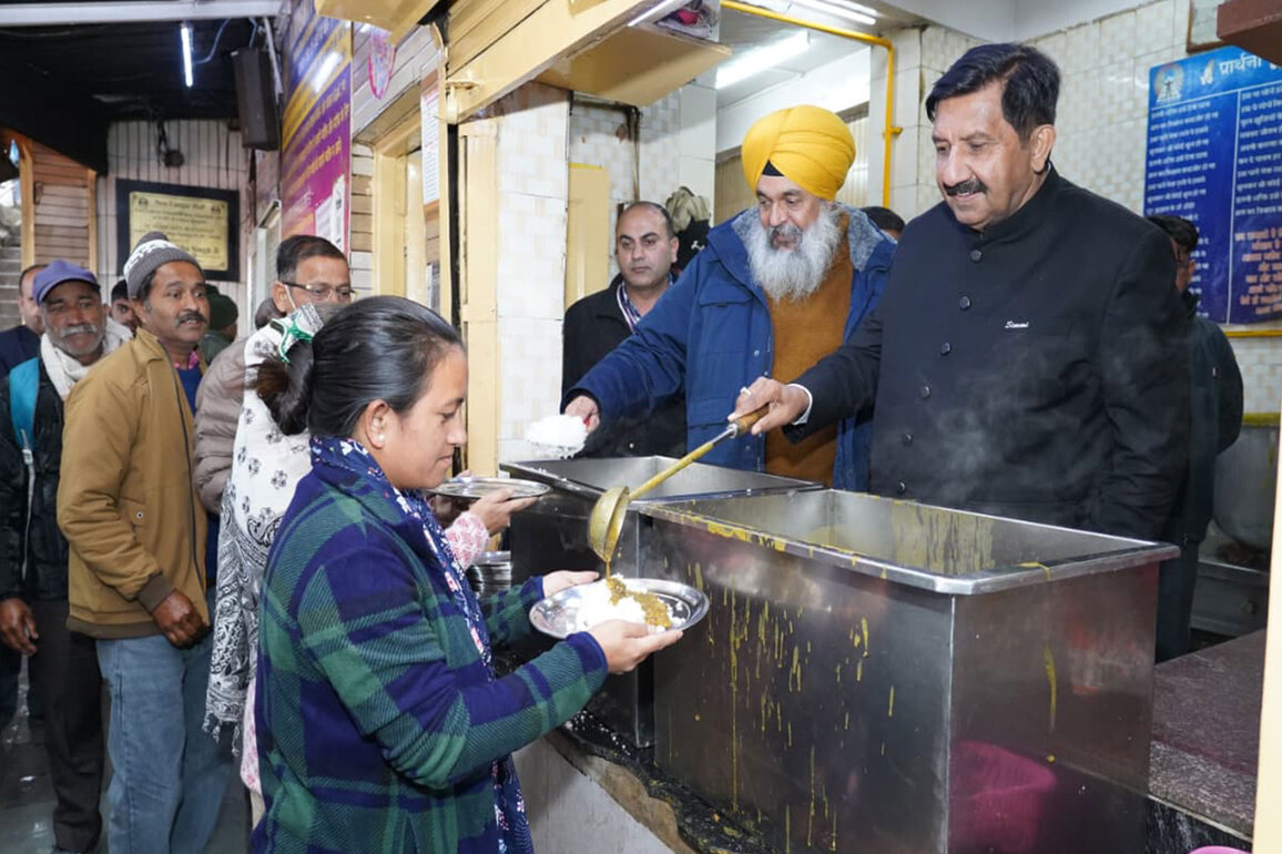 Shimla: Deputy CM Mukesh Agnihotri renders langar service in memory of his late wife at IGMC