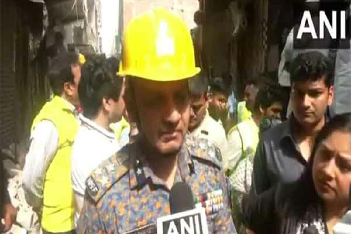 Mustafabad building collapse: "This is congested area, facing difficulties...." says DIG NDRF
