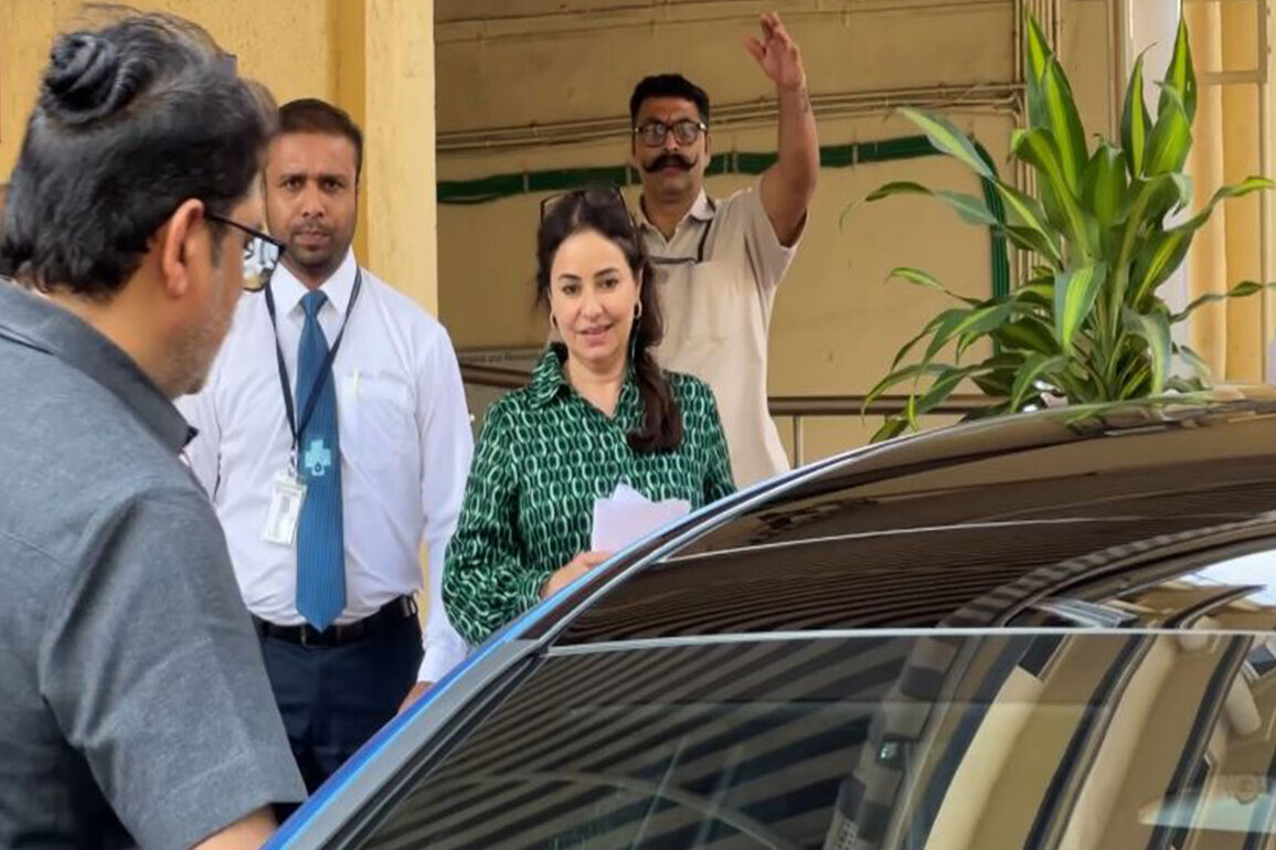 Sachin Tendulkar's wife Anjali visits Lilavati Hospital to check ailing Salim Khan's health