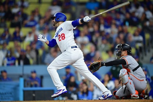 Dodgers dispatch Giants, inch closer to spot in NLDS