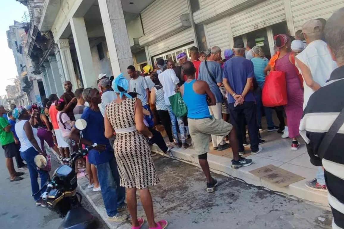 Long Lines at Havana Banks Due to Cash Shortage - Havana Times