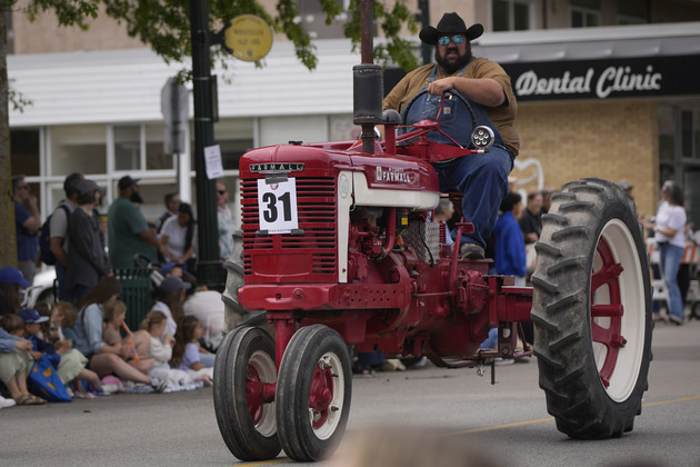 CANADA-BRITISH COLUMBIA-LADNER-MAY DAYS PARADE