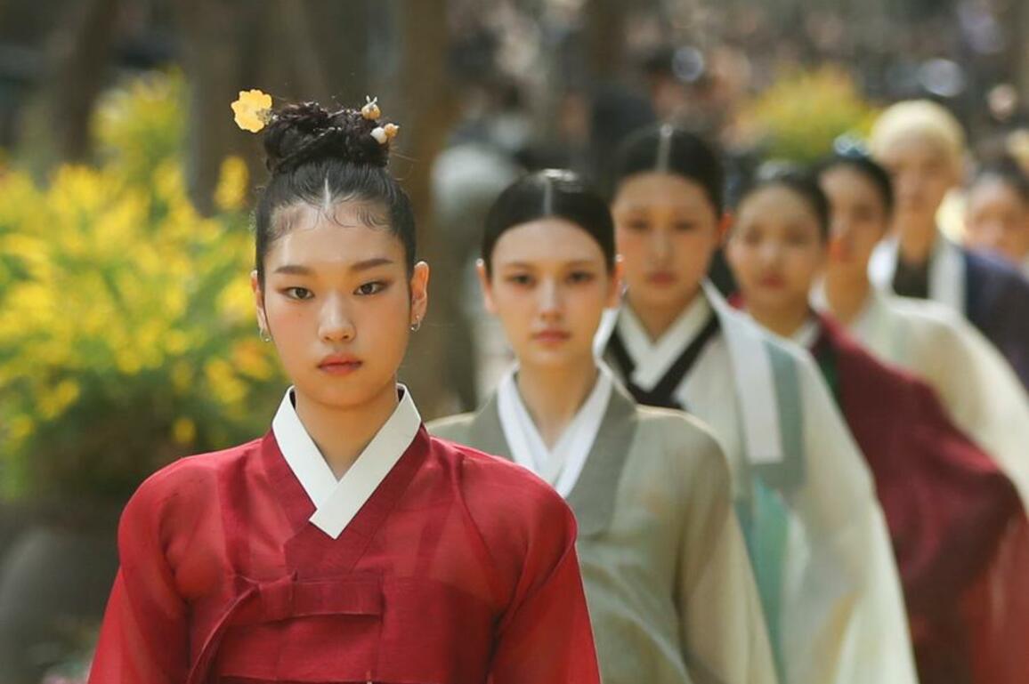 Asia Album: Hanbok fashion show in Seoul, South Korea