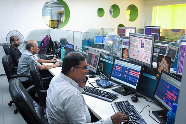 Indian stock markets recover after making initial loses, end flat, Nifty demonstrates resilience
