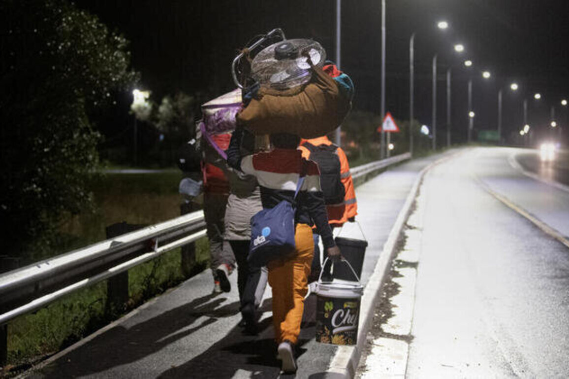 Hundreds flee as South Africa anti-migrant mobs go door-to-door