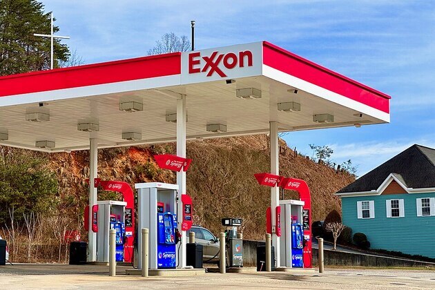 Exxon, Chevron see prolonged fuel price pressure