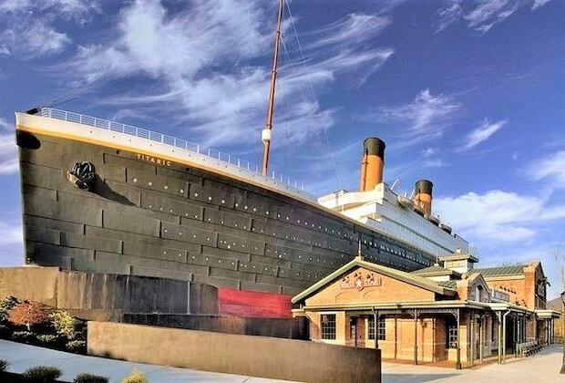 Iceberg wall collapses at Tennessee Titanic museum