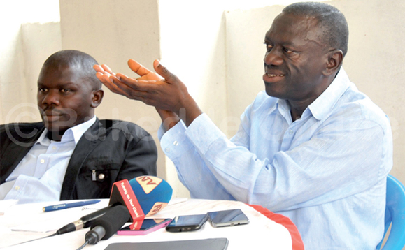 Dr. Kiiza Besigye ng’ayogerako eri abaamawulire Dr. Kiiza Besigye ng’ayogerako eri abaamawulire