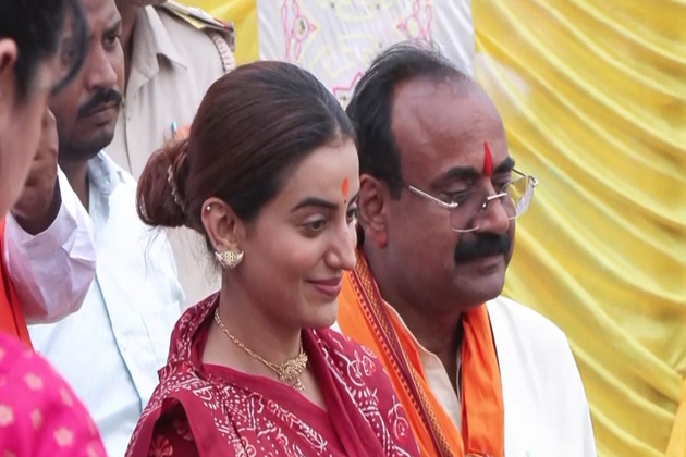Bihar: Akshara Singh celebrates Chhath Puja with family, sings devotional songs at ghat