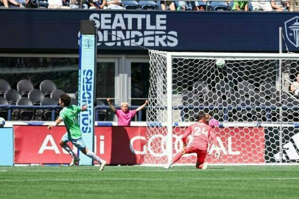 Sounders, Crew play to 1-1 draw; Stefan Frei (head) carried off