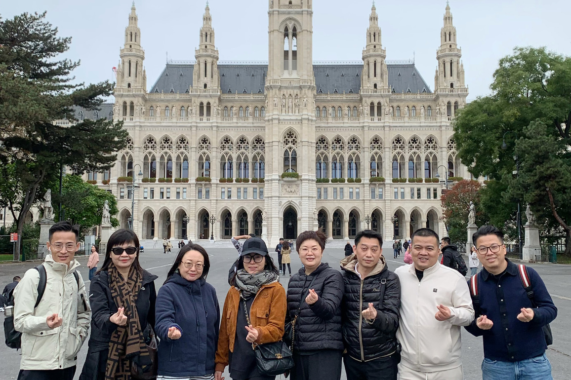 Xinhua Headlines: Surge in Chinese holiday travelers boosts European tourism, cultural exchanges
