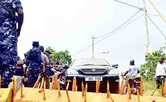 Emisanvu abaserikale gye baatadde mu kkubo erigenda ewa Kyagulanyi ali mu katono. Emisanvu abaserikale gye baatadde mu kkubo erigenda ewa Kyagulanyi ali mu katono.