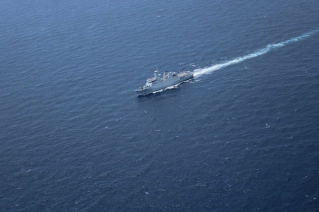 US warship sails through Taiwan Strait