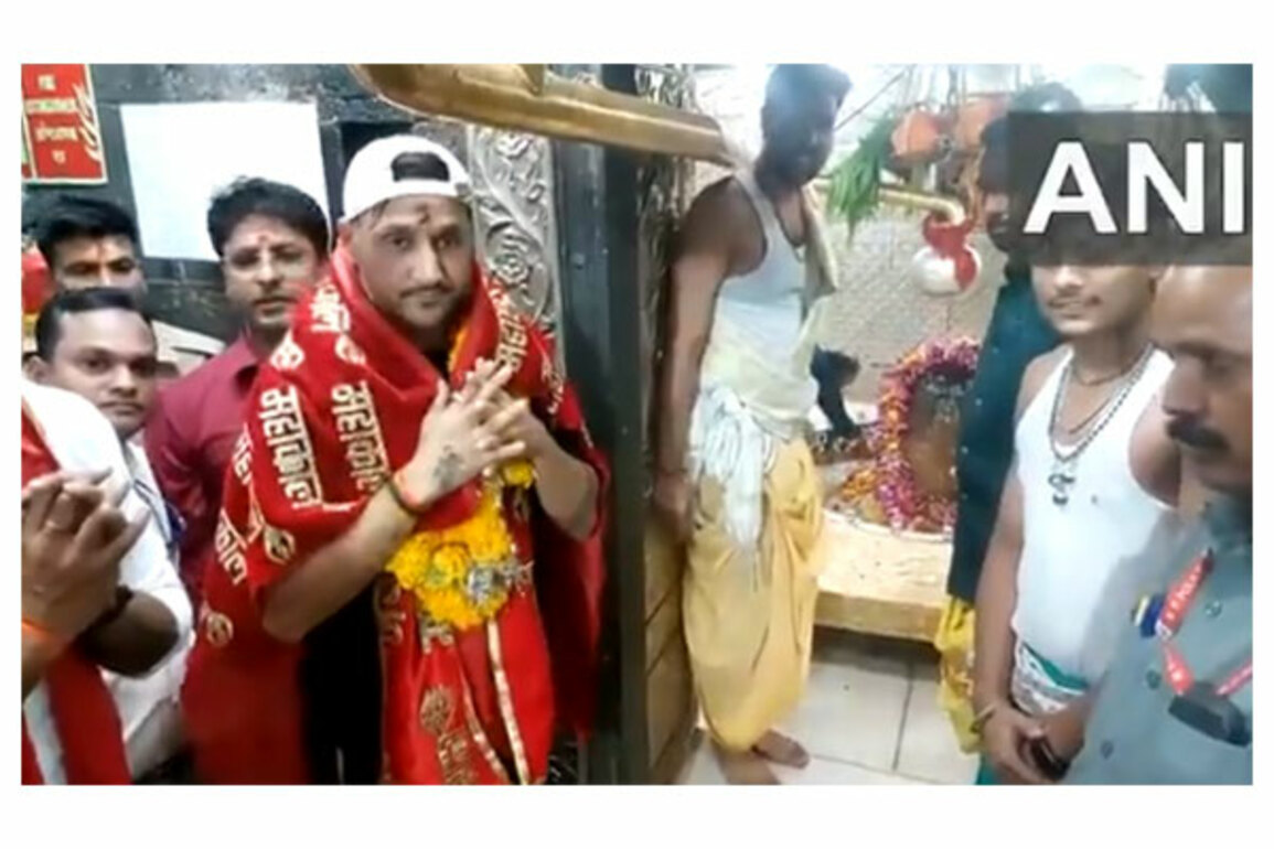 Former Cricketer Harbhajan Singh offers prayers at Mahakaleshwar Temple in MP's Ujjain