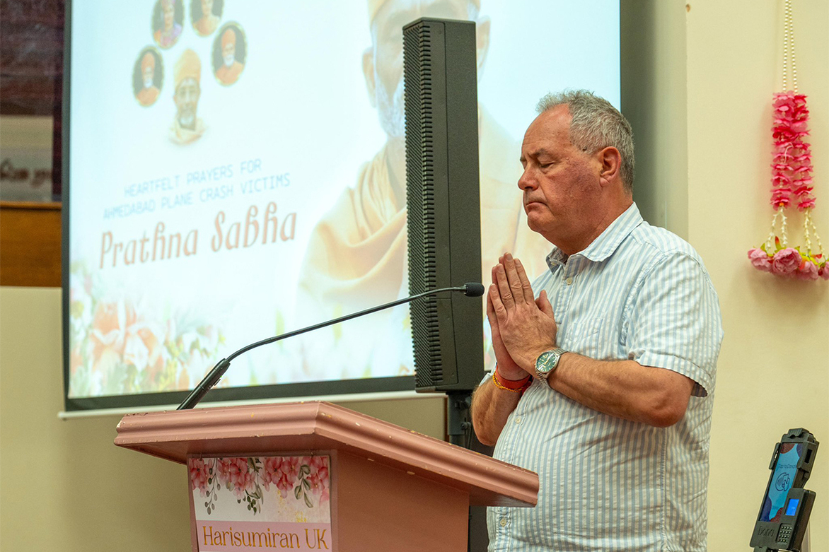 "We mourn the loss of so many lives": UK MP Bob Blackman joins Haridham congregation to pray for Ahmedabad plane crash victims