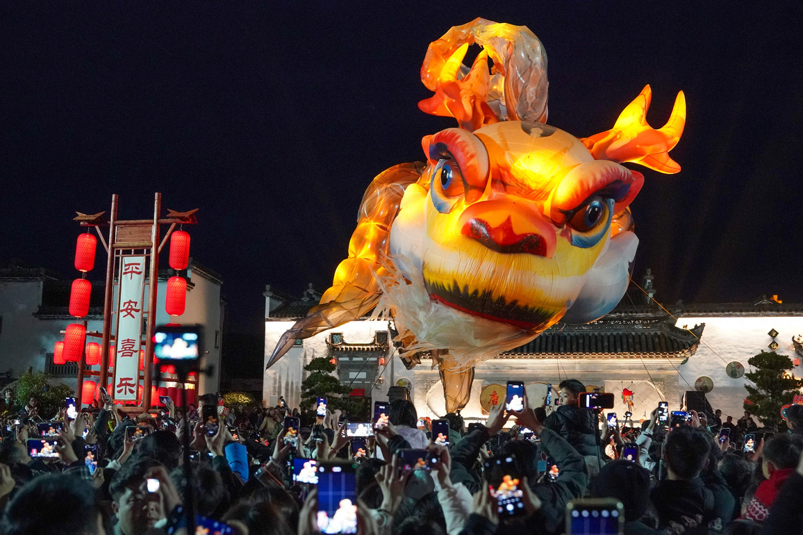 (AmazingAnhui) CHINA-ANHUI-HUANGSHAN-AO FISH LANTERN-PARADE (CN)
