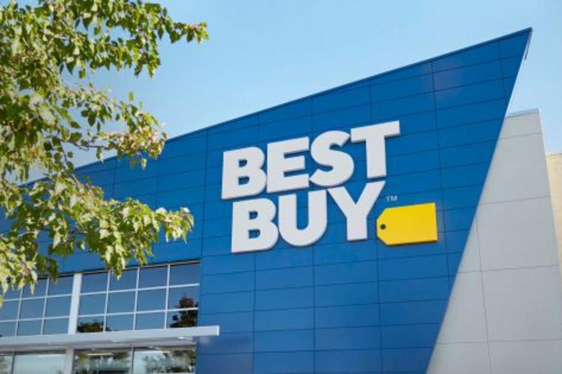 Best Buy Cuts Outlook Despite Positive Q1 Numbers