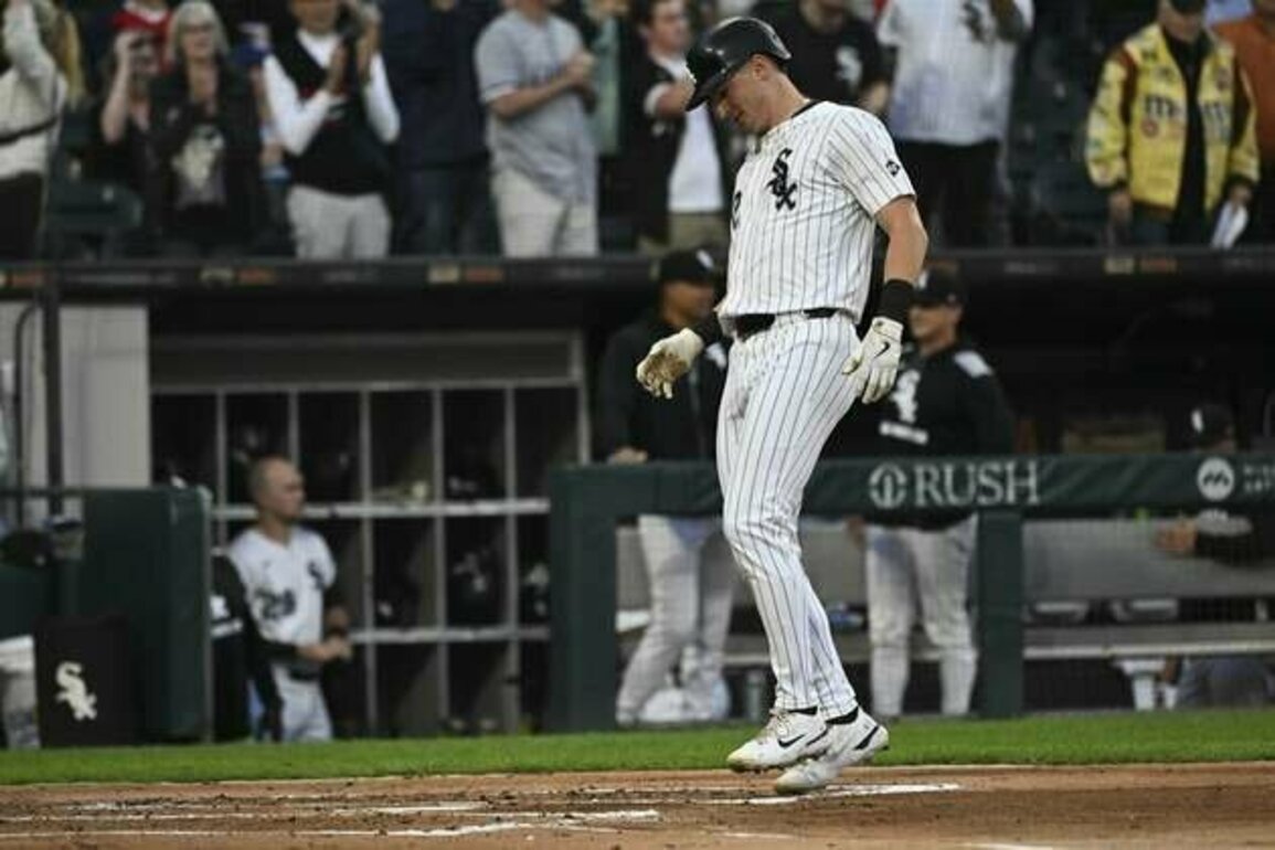 Royals charge back in late innings, overtake White Sox