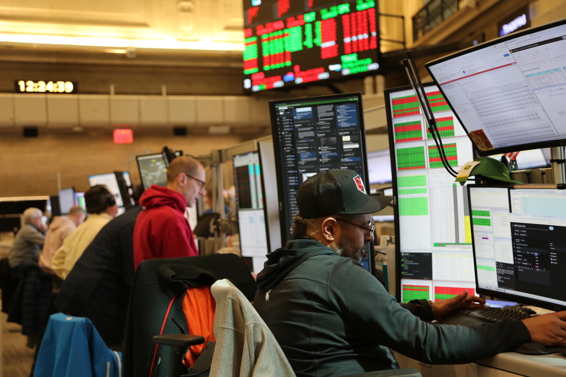 U.S.-NEW YORK-STOCK-MIXED