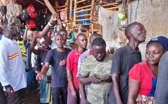 Abasuubuzi ba Owino nga basimbye ennyiriri basobole okulonda. Abasuubuzi ba Owino nga basimbye ennyiriri basobole okulonda.