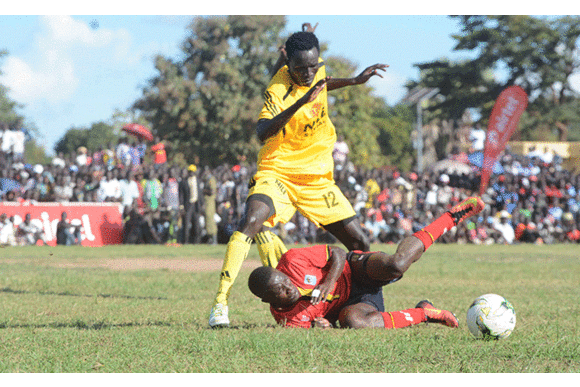 Simba Sabir (ku kkono) owa West Nile ng'atomera Shafiq Kagimu (ku ddyo) owa Cranes. Simba Sabir (ku kkono) owa West Nile ng'atomera Shafiq Kagimu (ku ddyo) owa Cranes.