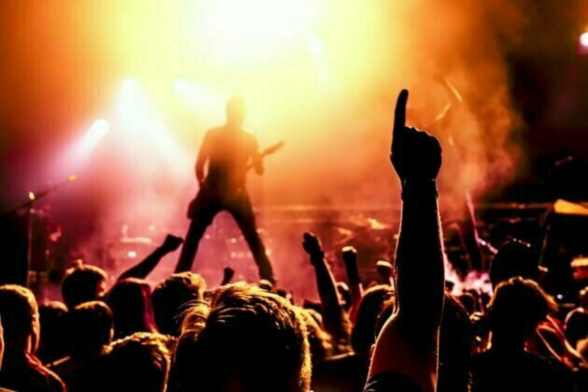 "Bayar, bayar, bayar": Bagaimana musik dapat membentuk identitas sosial dan mendorong aksi kolektif