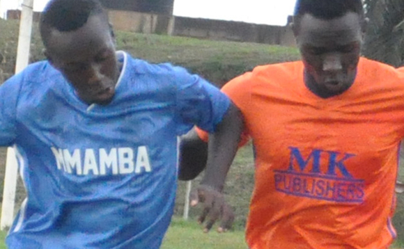 Julius Kizito owa Namakaka (ku kkono), ne Moses Mukwaya ow'Embogo. Embogo yawangudde ggoolo 4-2 omugatte, ne yeesogga semi Julius Kizito owa Namakaka (ku kkono), ne Moses Mukwaya ow'Embogo. Embogo yawangudde ggoolo 4-2 omugatte, ne yeesogga semi