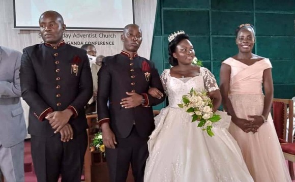 Wessaali nga yaakamala okugattibwa ne kabiite we Nambi. Ku kkono ye Frank Walusimbi omusomi w'amawulire ku NTV. Wessaali nga yaakamala okugattibwa ne kabiite we Nambi. Ku kkono ye Frank Walusimbi omusomi w'amawulire ku NTV.