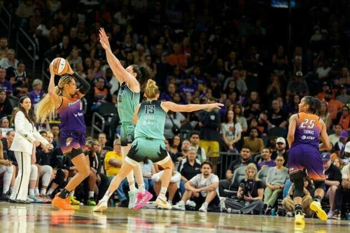 Breanna Stewart's injury looming over Liberty's Game 2 vs. Mercury