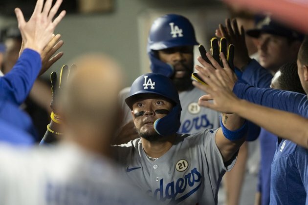 Dodgers beat Mariners, lower magic number to 2