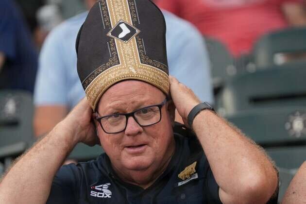 White Sox celebrate 'Pope Night' with holy hat giveaway