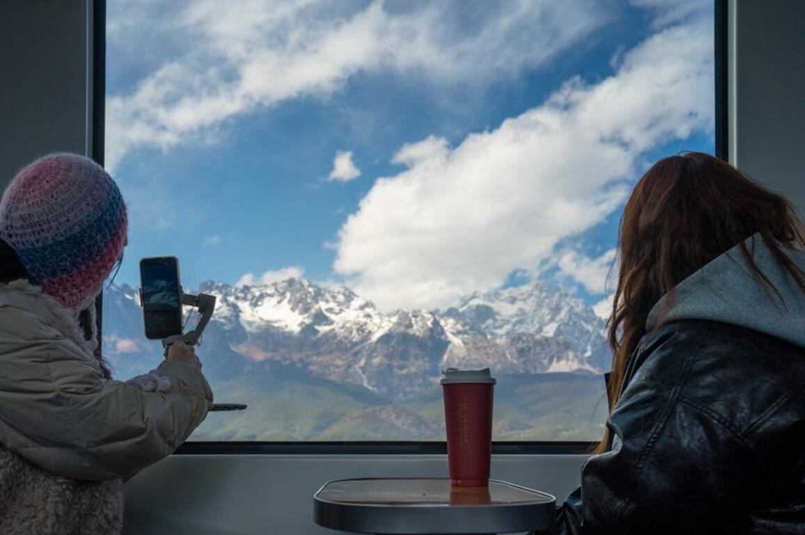 InPics: Sightseeing train becomes a new tourism hot spot in SW China's Yunnan