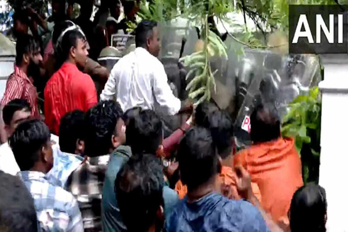 BJP workers protest against Thiruvananthapuram mayor, allege corruption in sanitation workers' appointment