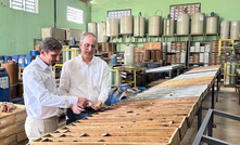 Thiago Amaral e John Prineas com testemunhos de sondagem em Araxá St George