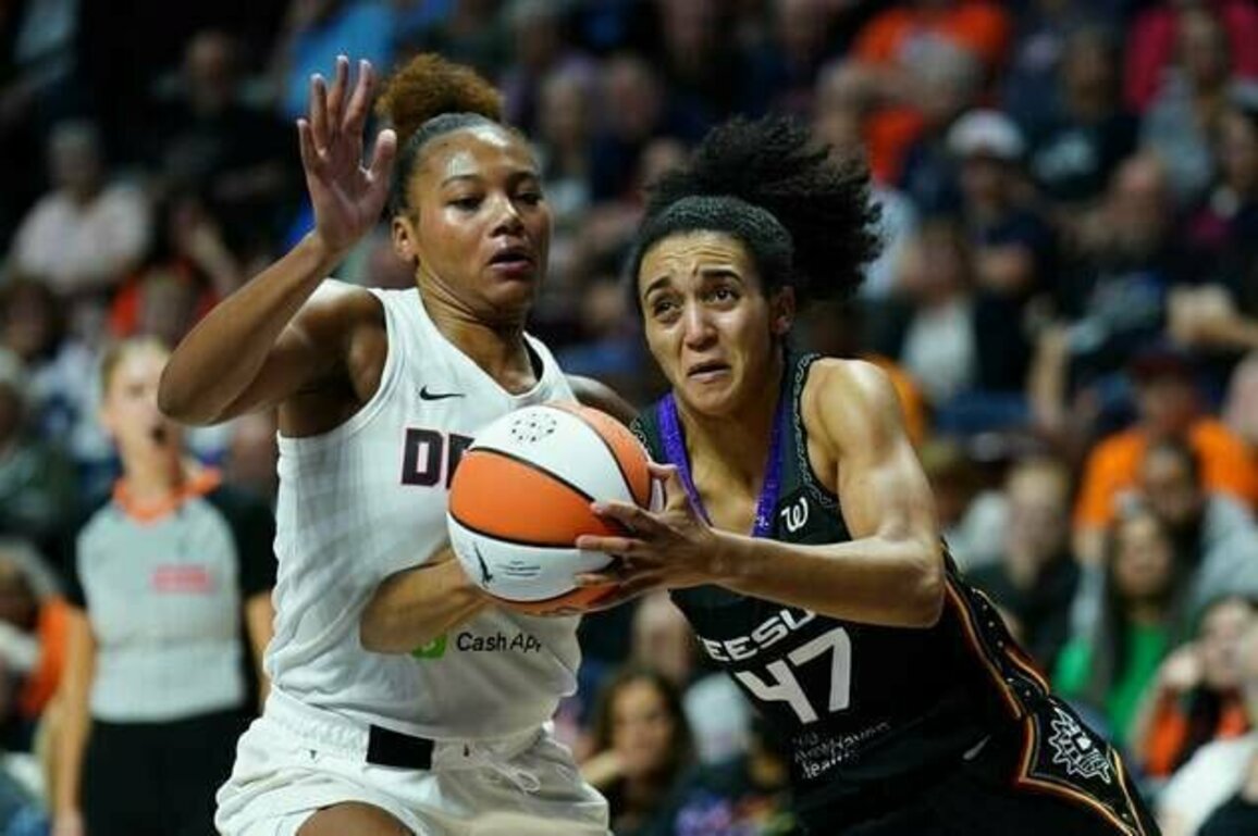 Rhyne Howard, Dream pull away late to defeat Sun