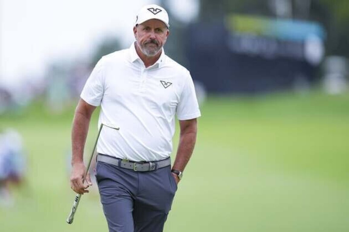 Report: Phil Mickelson accused of inappropriate contact with golf club employee
