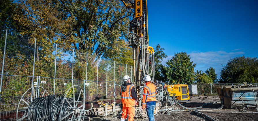 Using two powerful Klemm KR 805 rigs, two drilling teams executed roughly 5700 drilled metres for a geothermal project at a German high school